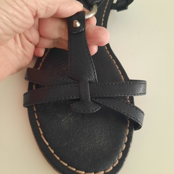 Frye Carson Ring Sling Black Leather T Strap Sandals Studded Details Womens 9M - Picture 10 of 15